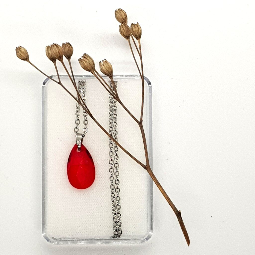Červená kapka Swarovski na řetízku - ručně vyráběný šperk Marie Chvojkové